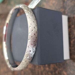 BEAUTIFUL STERLING SILVER DIAMOND CUT BANGLE BRACELET